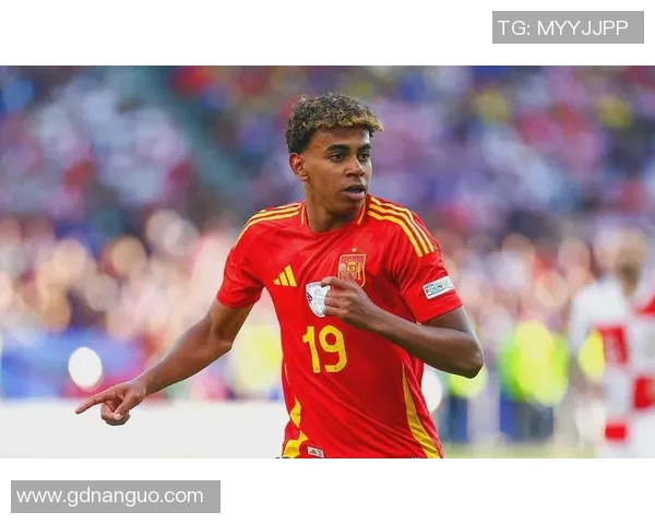 现役16号足球明星的传奇之路与场上风采解析