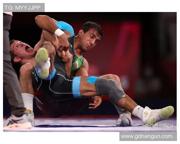 足球明星腿部受伤瞬间曝光引发球迷热议与关心