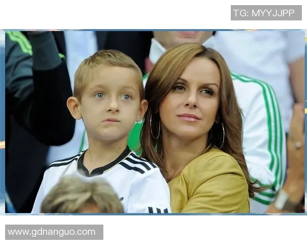 黑人足球明星与白人伴侣携手共度幸福生活的故事