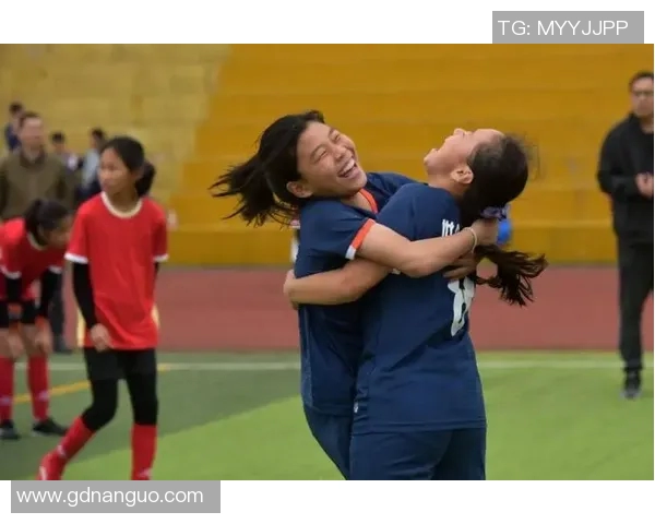 小朋友与足球偶像亲密接触梦想成真瞬间的感动与欢笑