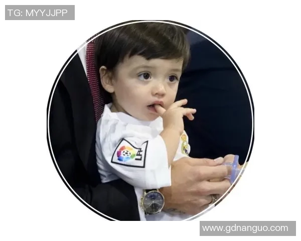 足球明星家庭中的萌娃日常视频分享让人心动不已的可爱瞬间